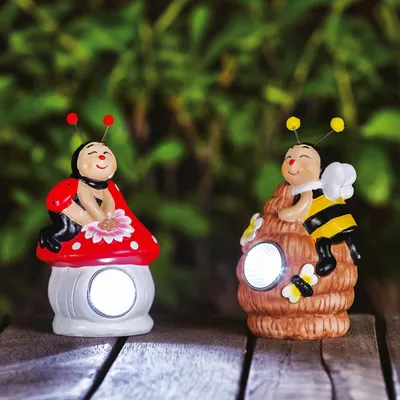 Image de 1 x Décoration solaire pour jardin, figurine d'animal avec LED (fonctionnement solaire) - Abeille ou coccinelle - 1 LED blanc froid - Allumage/extinction automatiques - Éclairage d'ambiance pour jardin et terrasse - Design aléatoire [11426G], Image générée par une IA