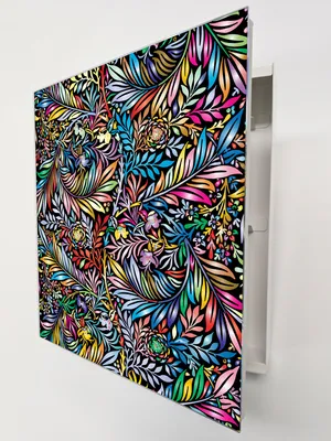 Produktbild von Schlüsselkasten Weiß Metall, buntes florales Ornament Motiv hinter Glas, Moderne Schlüsselbox rechtsöffnend, 32x28x6,5 cm, 20 Haken für den Flur.