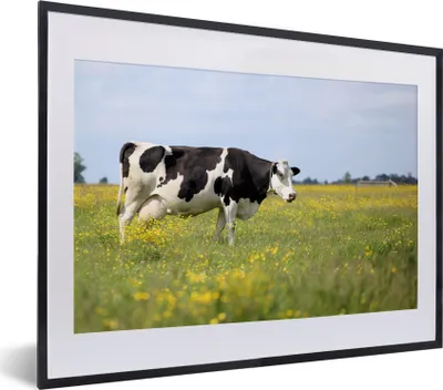 Produktbild von MuchoWow® MuchoWow® Gerahmtes Poster Kuh - Gras - Blumen 40x30 cm - Poster mit zchwarzem Bilderrahmen - Bilderrahmen - Poster im Rahmen