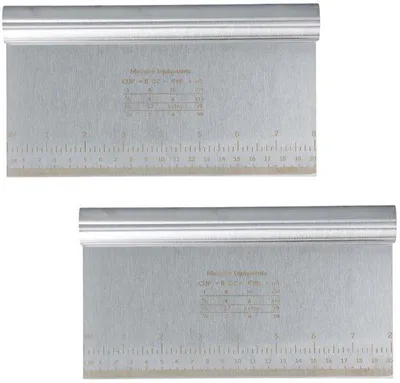 Obrázek produktu pro Uniqoos® Sada 2 kusů stěrky na těsto z nerezové oceli s laserově vyrytým měřítkem, ergonomickou rukojetí, rozměry 12 x 20 cm – ideální pro krájení, hnětení a zdobení pizzy a koláčů