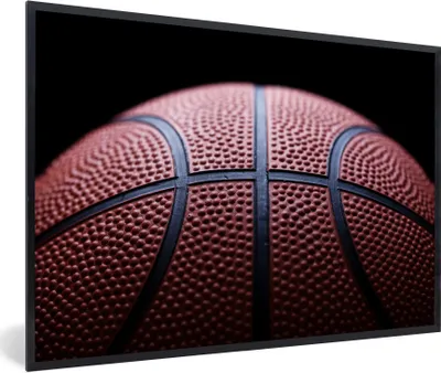 Produktbild von MuchoWow® Gerahmtes Poster Ein Basketball auf schwarzem Hintergrund 90x60 cm - Poster mit Schwarzem Bilderrahmen Wandposter Rahmen Foto Bilder - Fotorahmen - Foto-Plakat