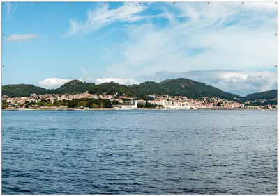 Produktbild von Wallario XXL Outdoor-Poster für Garten oder Balkon, Motiv Stadt zwischen Bergen und Meer, in ca. 400 x 280 cm