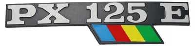 Zdjęcie produktu dla Emblemat PX 125 E RMS, wymiary 135 x 33 mm, odstęp między otworami 105 mm, przeznaczony do skuterów Vespa PX 125 E Lusso