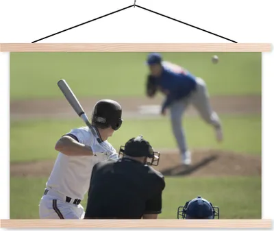 Produktbild von MuchoWow® Textilposter Der Pitcher wirft dem Schlagmann während eines Baseballspiels den Ball zu 60x40 cm mit holzfarbenen Rahmen - Bilder