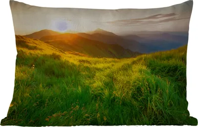 Produktbild von MuchoWow® Outdoor Kissen - Gras - Hügel - Sonne - Natur - Landschaft - 50x30 cm - Wetterfest - Lounge Kissen - Sofa kissen - Wohnzimmer Dekoration