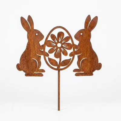 Produktbild von Osterhasen Deko aus Metall 30x23x1 cm – Handgefertigte Hasenfigur mit Ei – Edelrost Gartendeko mit Patina für Frühling und Ostern