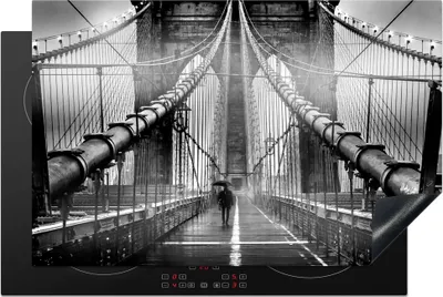 Produktbild von KitchenYeah© Herdabdeckplatte Brooklyn Bridge während des Regens in Schwarz und Weiß , 81x52cm, Küche Deko, Glaskeramikkochfeld Herdabdeckung, Abdeckplatte fùr Kochfeld