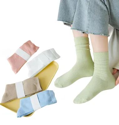 Image de Chaussettes basses en coton rouge, style décontracté