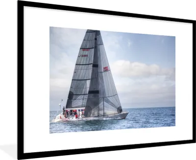 Produktbild von MuchoWow® Gerahmtes Poster Segelboot nimmt an einer Regatta teil 90x60 cm - Poster mit Schwarzem Bilderrahmen Wandposter Rahmen Foto Bilder - Wanddekoration - Fotos