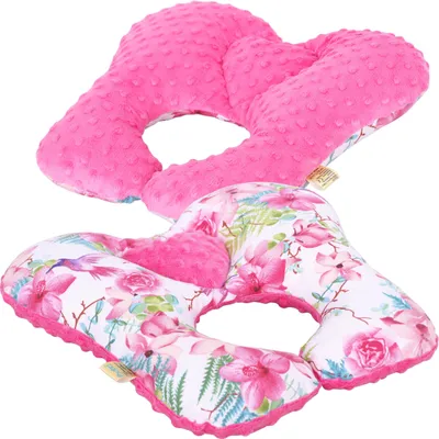 Ein Reisekissen für Kinder mit rosa Blumenmuster und rosa Minky-Stoff.