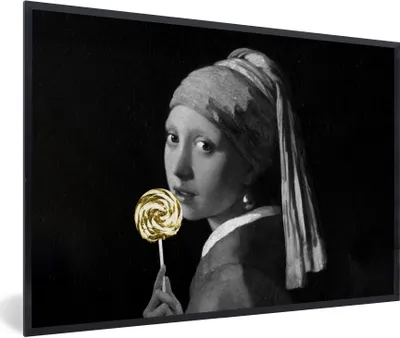 Produktbild von MuchoWow® Gerahmtes Poster Mädchen mit Perlenohrring - Johannes Vermeer - Schwarz und weiß 90x60 cm - Poster mit Schwarzem Bilderrahmen Wandposter Rahmen Foto Bilder - Fotorahmen - Foto-Plakat