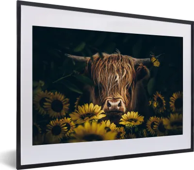 Produktbild von MuchoWow® Gerahmtes Poster Schottische Highlander - Blumen - Kuh - Botanisch - Tiere 40x30 cm - Poster mit Schwarzem Bilderrahmen Wandposter Rahmen Foto Bilder - Bilderrahmen - Poster im Rahmen