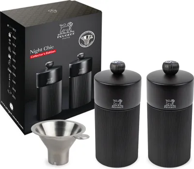 A product shot of a PEUGEOT Mühlenset NIGHT CHIC, including the packaging, two grinders, and a funnel.
