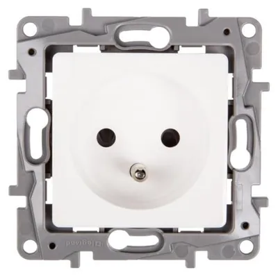 Productafbeelding van NILOE enkele stopcontact met/zonder 16A, IP20, met afdekking, wit, artikelnummer 664536