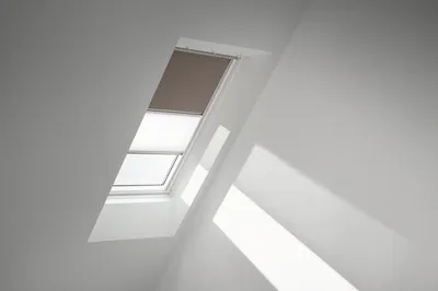 Produktbild von VELUX Vorteils-Set Verdunkelungsrollo uni nougat und Faltstore Plissee weiß manuell Rahmen weiß DFD SK10 4574SWL
