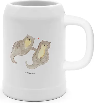 Produktbild von Mr. & Mrs. Panda Krug Otter Hände halten - Weiß - Geschenk, Bierhumpen, Paar, Seeotter, Verliebt, Humpen, glücklich, Steinzeugkrug, Seidel, Liebe, Keramikkrug