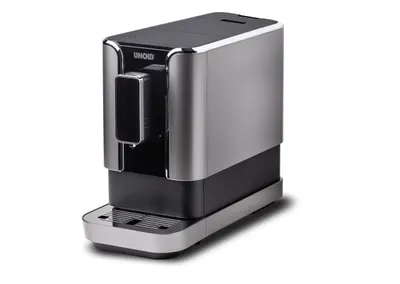 Unold LUCA: Moderner Kaffeevollautomat in Silber-Schwarz mit Frontauslauf, Tropfschale & Branding.
