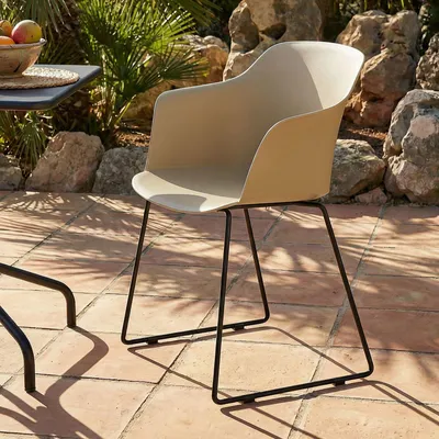 Produktbild von Gartenstuhl FORO im 4er Set, Beige - Outdoor Schalenstuhl aus Polypropylen, Sitzschale UV-beständig und pflegeleicht, schlanke Metallbeine, modernes Design für Garten und Terrasse