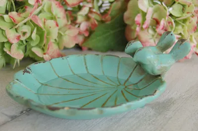 Produktbild von Landhaus Vogeltränke PIEP aus Eisen im shabby chic grün