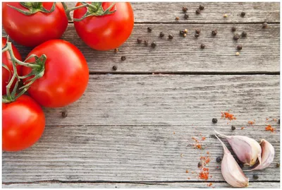 Produktbild von Wallario Premium Glasbild, freischwebende Optik, kräftige Farben, Größe 90 x 60 cm Motiv Tomaten und Gewürze auf altem Holztisch