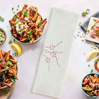 Produktbild von Japanischer Keramik Servierteller mit Wellenmuster in Rosa, handbemalt und leicht zu reinigen für Sushi und Desserts