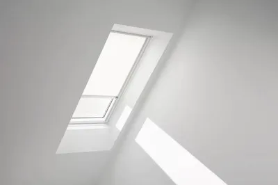 Produktbild von VELUX Rollo uni weiß mit Alu- Rahmen solarFSC RSL PK08 1028K