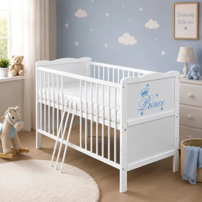 Produktbild von Baby-Delux Babybett Gitterbett Kinderbett 2in1 Prince 120x60 Weiß mit Komfort Matratze, Beißschienen zum Schutz