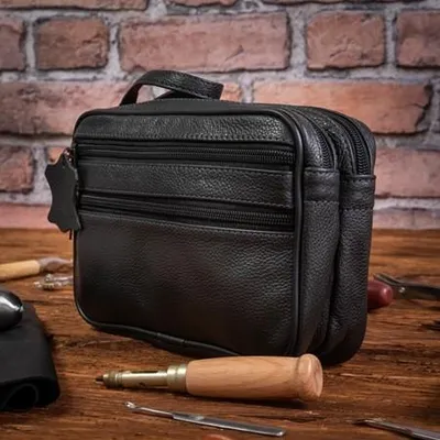 Produktbild von Belveder Herren-Gürteltasche, schwarz, aus Leder. Große, elegante Umhängetasche für Büro, Alltag und Reisen. Modell: L2D