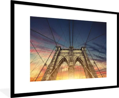Produktbild von MuchoWow® Gerahmtes Poster Die Brooklyn Bridge unter einem bunten Himmel in Amerika 90x60 cm - Poster mit Schwarzem Bilderrahmen Wandposter Rahmen Foto Bilder - Wanddekoration - Fotos
