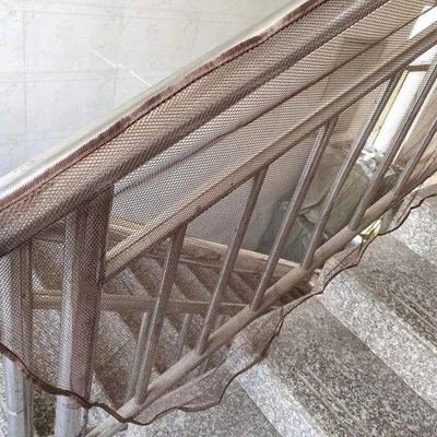 Obrázek produktu pro 3metrová bezpečnostní síť na balkon pro děti a domácí mazlíčky, Reling-Guard pro prevenci úrazů, drátěná síť pro vnitřní i venkovní použití, hnědá.