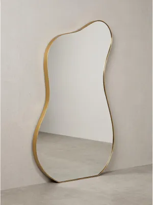 Organischer Flurspiegel 60x100 cm mit feinem Goldrahmen freigestellt vor einem reinweißen Hintergrund in detaillierter Frontalansicht._#sku_SAFWL7.113#
