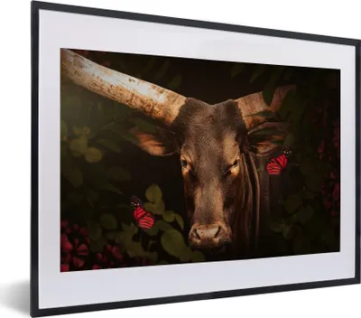 Produktbild von MuchoWow® MuchoWow® Gerahmtes Poster Dschungel - Kuh - Schmetterling - Pflanzen 40x30 cm - Poster mit zchwarzem Bilderrahmen - Bilderrahmen - Poster im Rahmen