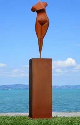 Produktbild von Casa Padrino XXL Garten Deko Metall Skulptur Frau auf Säule Rost H. 205 cm