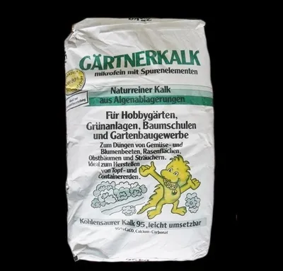 Produktbild von Gartenkalk 25 kg naturrein mikrofein 95 % CaCO3 mit Spurenelementen, über 80 % Reaktivität