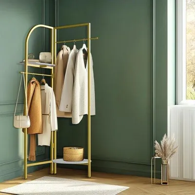 Productafbeelding van Unyqoos® Vrijstaande garderobe met verstelbare kledingstang (90–180°), gouden stang en voetstuk met marmerlook – metaal, kantelbaar en stabiel, geschikt voor hal en slaapkamer