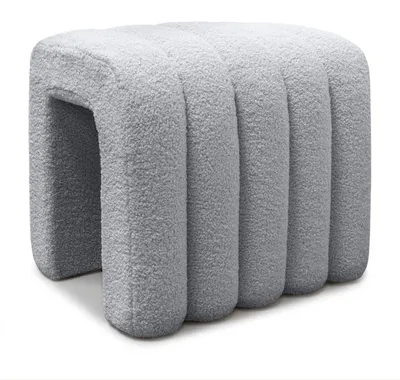 Produktbild von Sitzhocker RIBA Grau mit dekorativer Form und Bouclé-Bezug