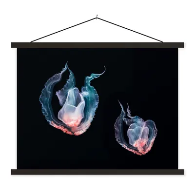 Produktbild von MuchoWow® Textilposter Quallen - Meerestiere - Schwarz 150x113 cm mit holzfarbenen Rahmen - Poster