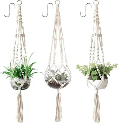 Image de 3 suspensions florales en macramé en corde de coton pour une décoration bohème