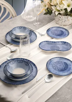 Produktbild von Hermia Concept, Hochwertiges 27-teiliges Dinner-Set aus 100% Porzellan, Blau | 6 Servierplatten (25 cm), 6 Teller (18,5 cm), 6 Schalen (14 cm), 6 Dessertteller (19 cm) | Spülmaschinen- und mikrowellengeeignet.
