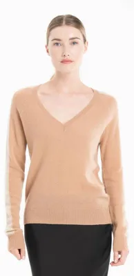 Imagen del producto de Studio Cashmere8, suéter de mujer con cuello en V, modelo RIA 1, color camel claro/beige, talla S