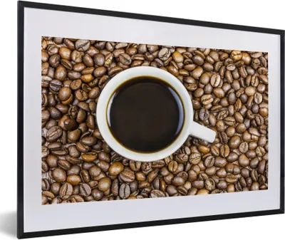 Produktbild von MuchoWow® Gerahmtes Poster Eine Tasse Kaffee ist von einem Haufen Kaffeebohnen umgeben 60x40 cm - Poster mit Schwarzem Bilderrahmen Wandposter Rahmen Foto Bilder - Schlafzimmer - Plakat in Rahmen - Drucken