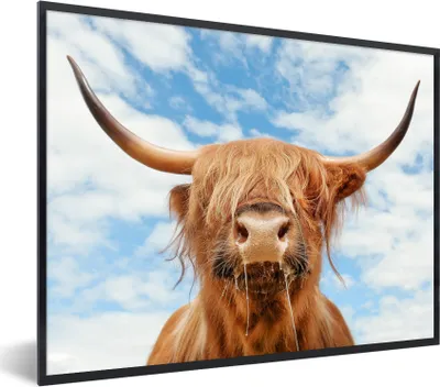 Produktbild von MuchoWow® Gerahmtes Poster Schottischer Highlander - Wolke - Tiere 40x30 cm - Poster mit Schwarzem Bilderrahmen Wandposter Rahmen Foto Bilder - Kunstposter - Wanddekorationen
