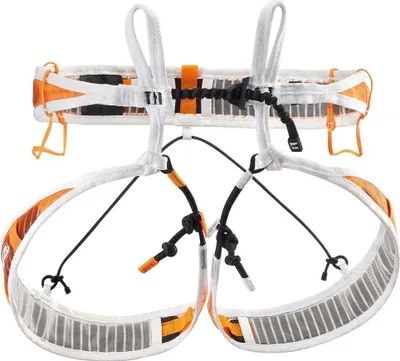Ultraleichter Petzl Fly Gurt in Weiß und Orange mit elastischen Bändern und Schlaufen