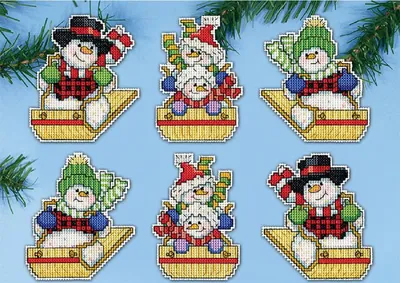 Immagine prodotto di Kit da ricamo a punto croce Design Works "Ornamenti per l'albero di Natale, pupazzi di neve in slitta (set di 6)", schema per il conteggio, 9x10cm