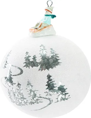 Zdjęcie produktu dla Bombka świąteczna BRUBAKER Premium - choinka w śnieżnym krajobrazie z saniami - porcelanowa figurka - 10 cm