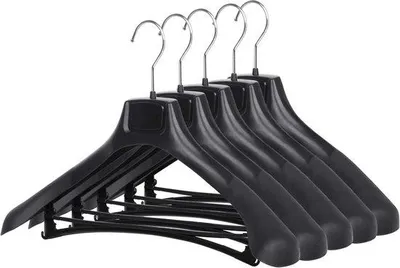 Image de Cinq cintres larges en plastique noir