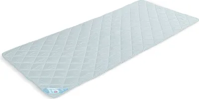 Freistehende Seite der Matratzenauflage mit blau-weiß gestreifter Oberfläche auf weißem Hintergrund.