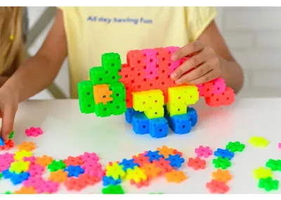 Produktbild von Meli Neon Konstruktionsbausteine – Kreatives Set in der Travel Box