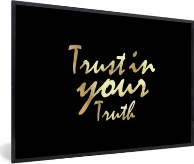 Produktbild von MuchoWow® Gerahmtes Poster Zitat - Vertrauen - Gold 90x60 cm - Poster mit Schwarzem Bilderrahmen Wandposter Rahmen Foto Bilder - Fotorahmen - Foto-Plakat