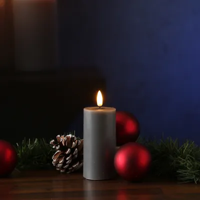 Immagine prodotto di Candela LED a colonna MIA - cera vera - fiamma 3D realistica - H: 10cm D: 5cm - batteria - grigio